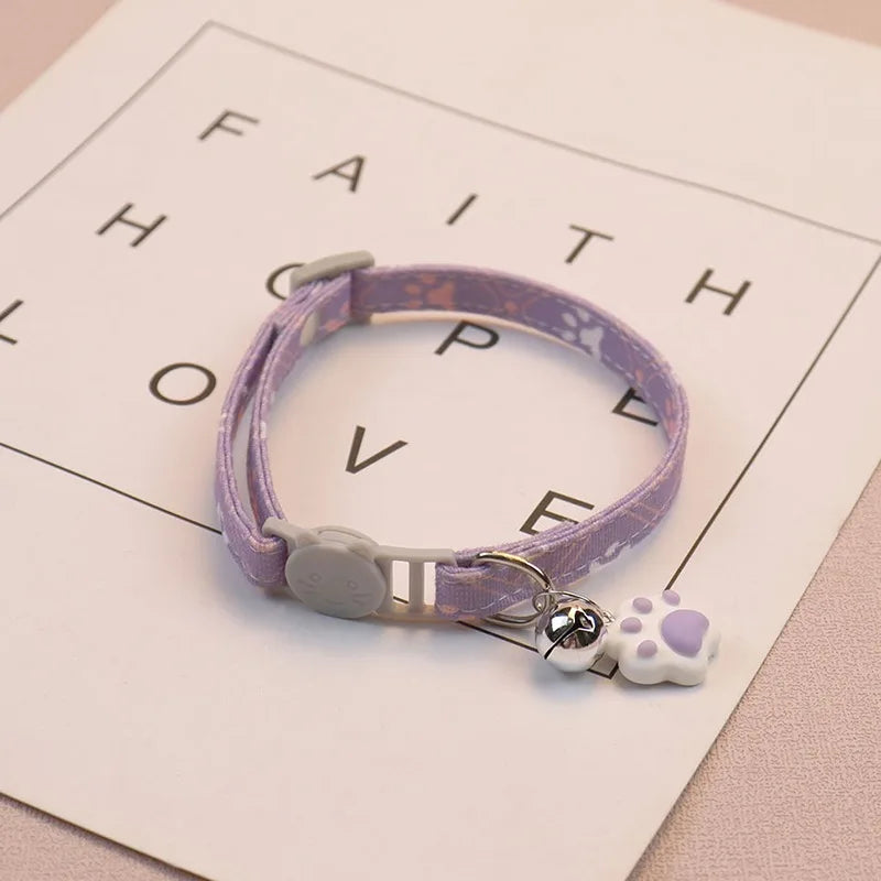 Halsband mit Glöckchen – Pfotenmuster