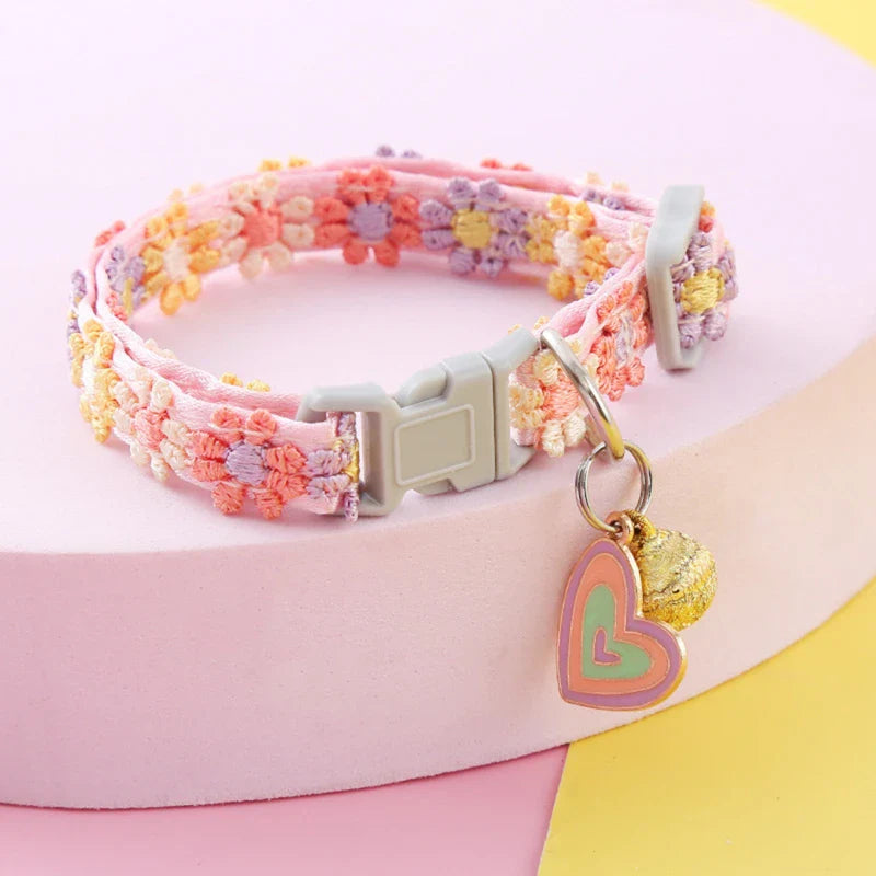 Halsband mit Glöckchen – Blüten-Design