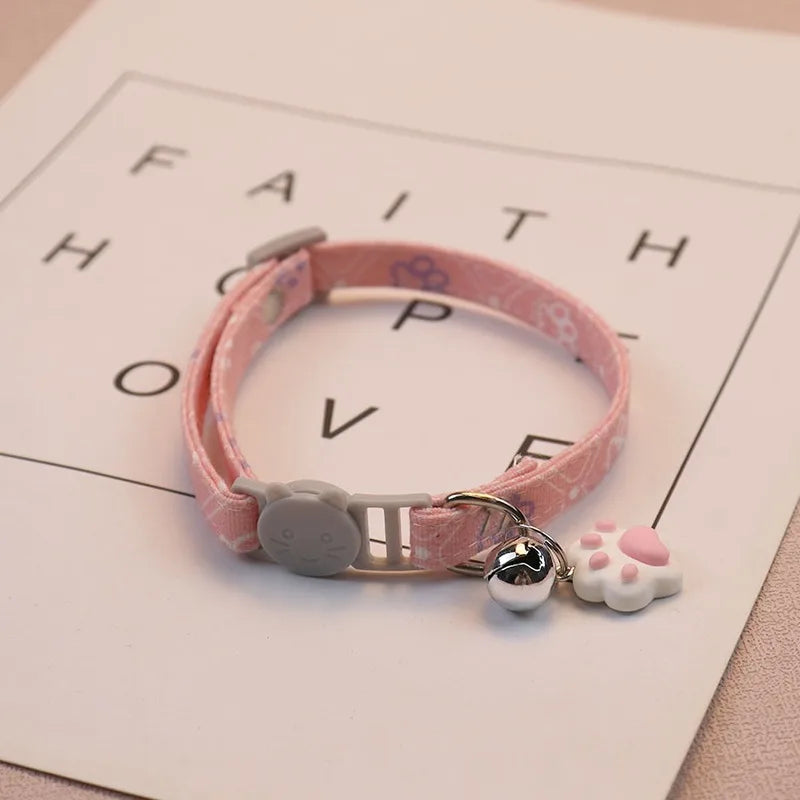 Halsband mit Glöckchen – Pfotenmuster