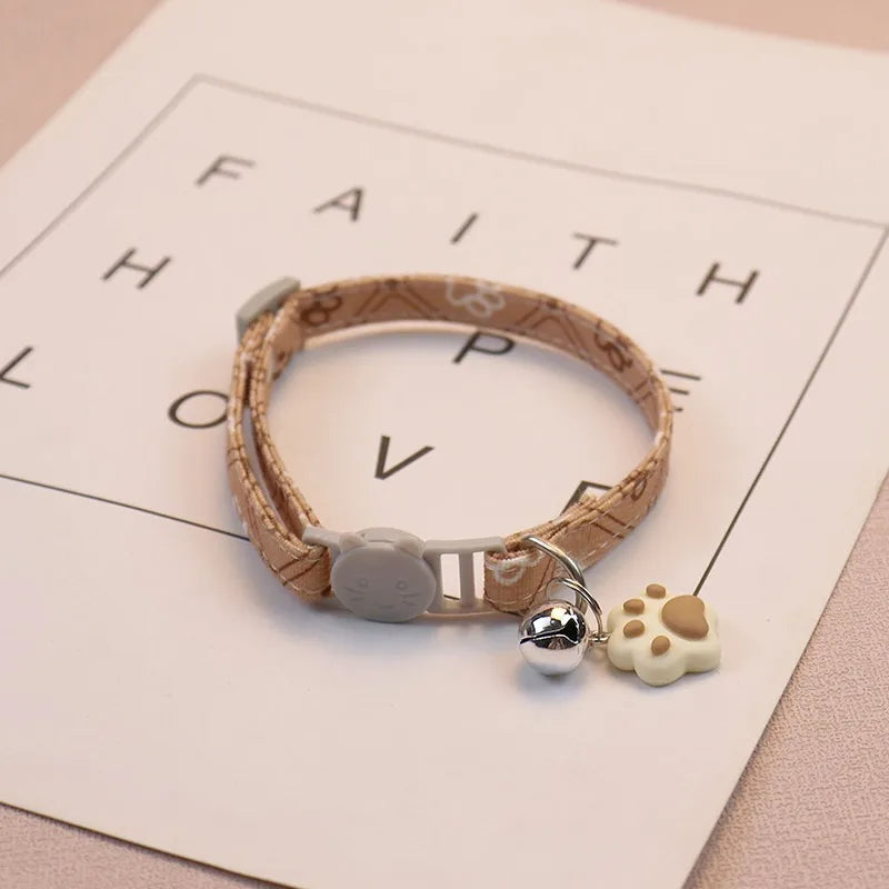 Halsband mit Glöckchen – Pfotenmuster